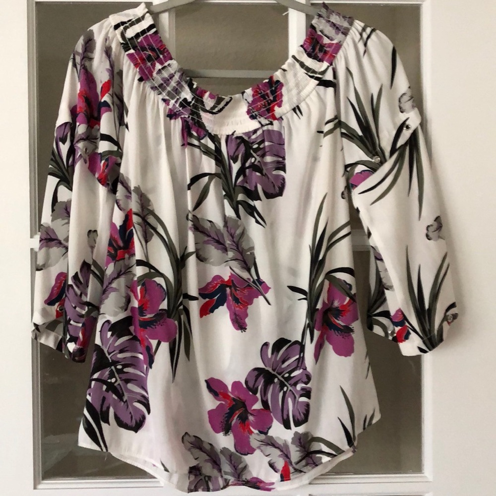 Blouse w/tropical pattern.